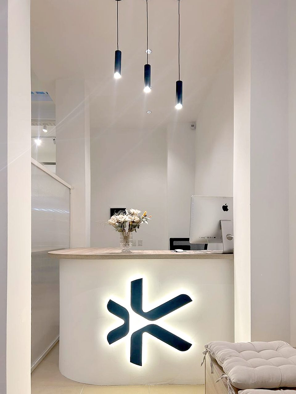 Recepción del estudio con el isotipo de Channa iluminado