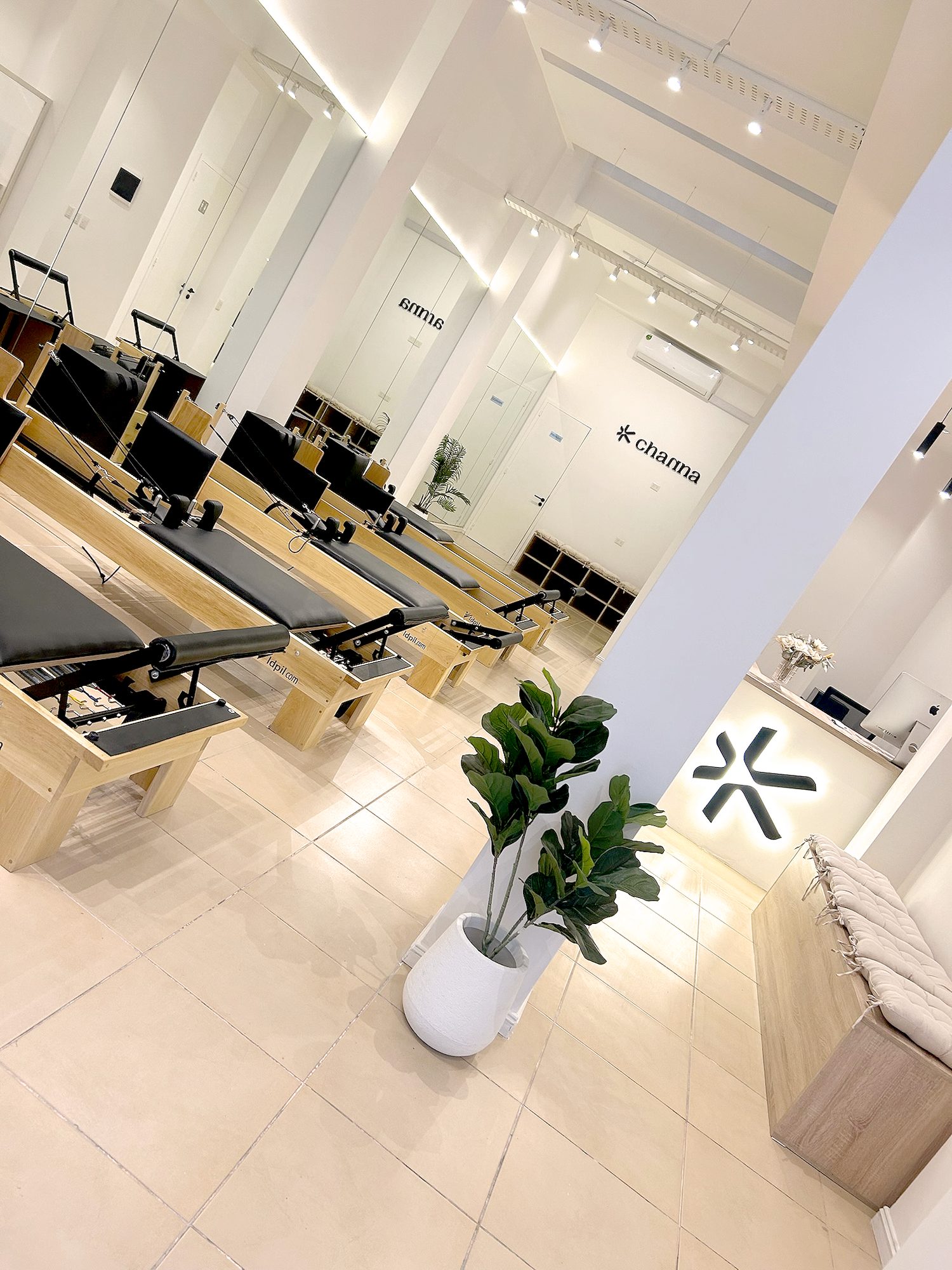 Sala de Reformer con los equipos alineados frente al espejo