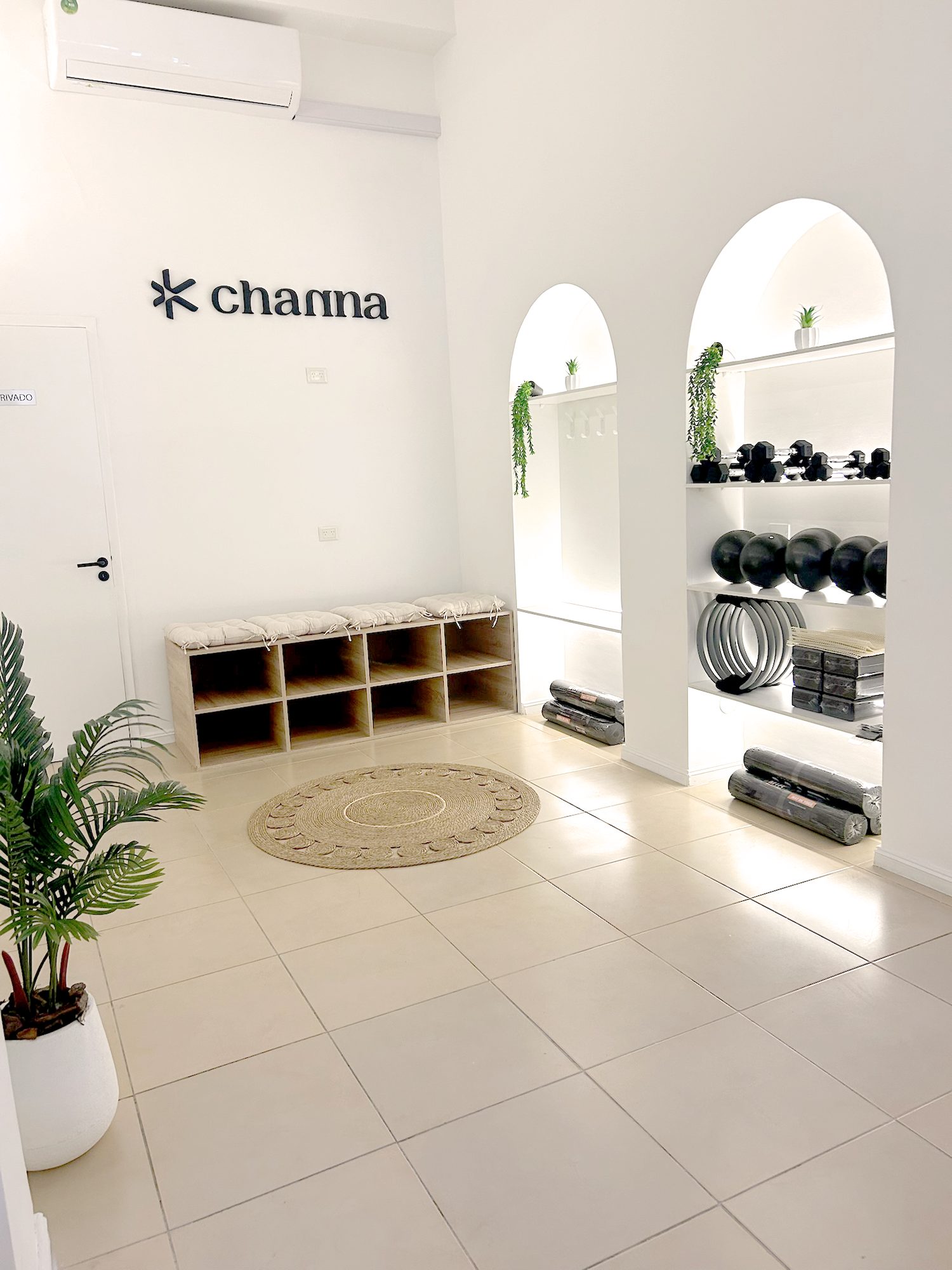 Mueble con arcos y accesorios de clase junto al logotipo en la pared