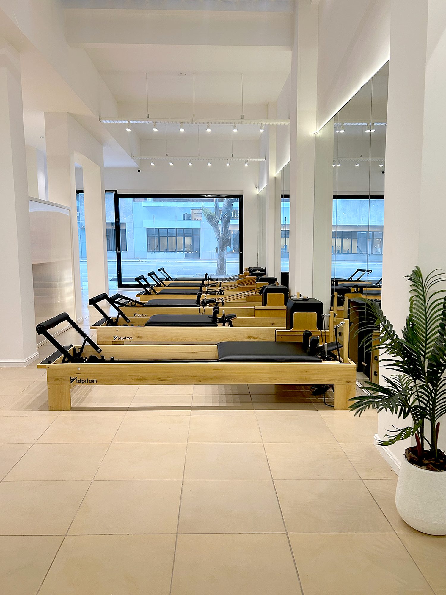 La sala de Reformer con luz natural desde el ventanal